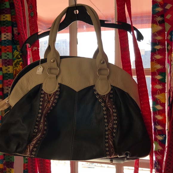 Cowhide and hand woven wool on the sides. - Picture 2 of 5